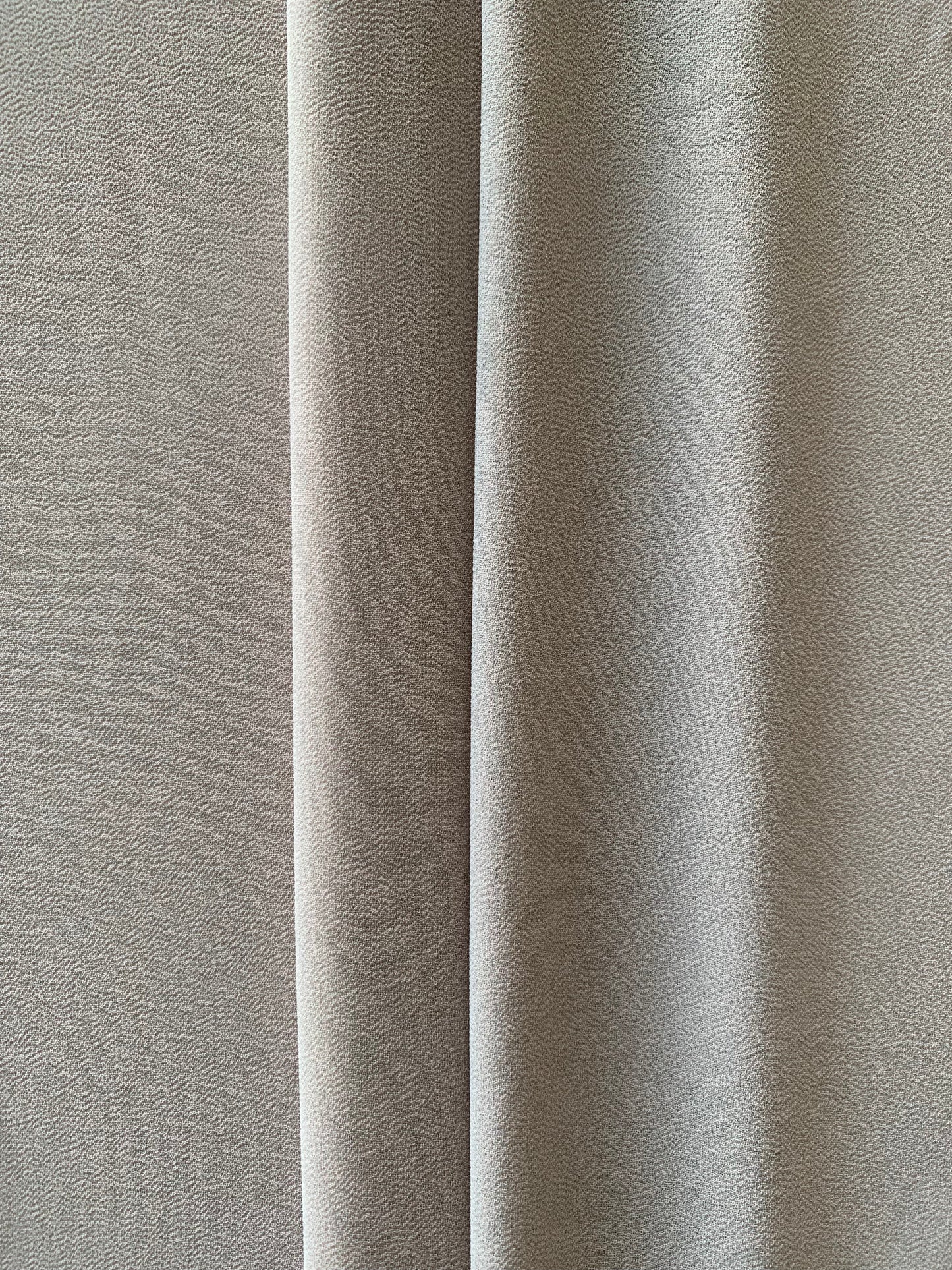 حجاب شيفون فاخر باللون البيج الفاتح