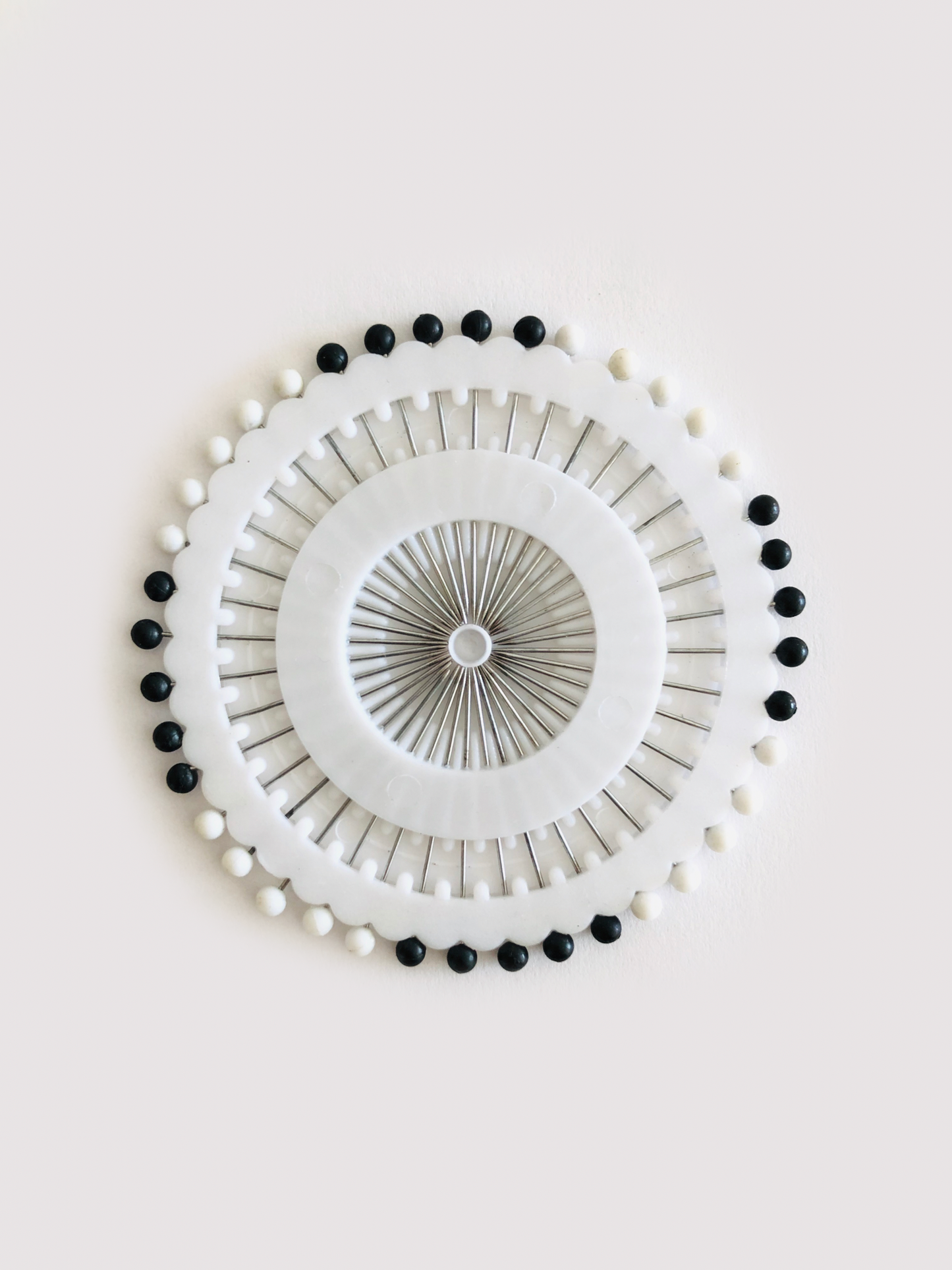 Black & White pins - Muslimah.de