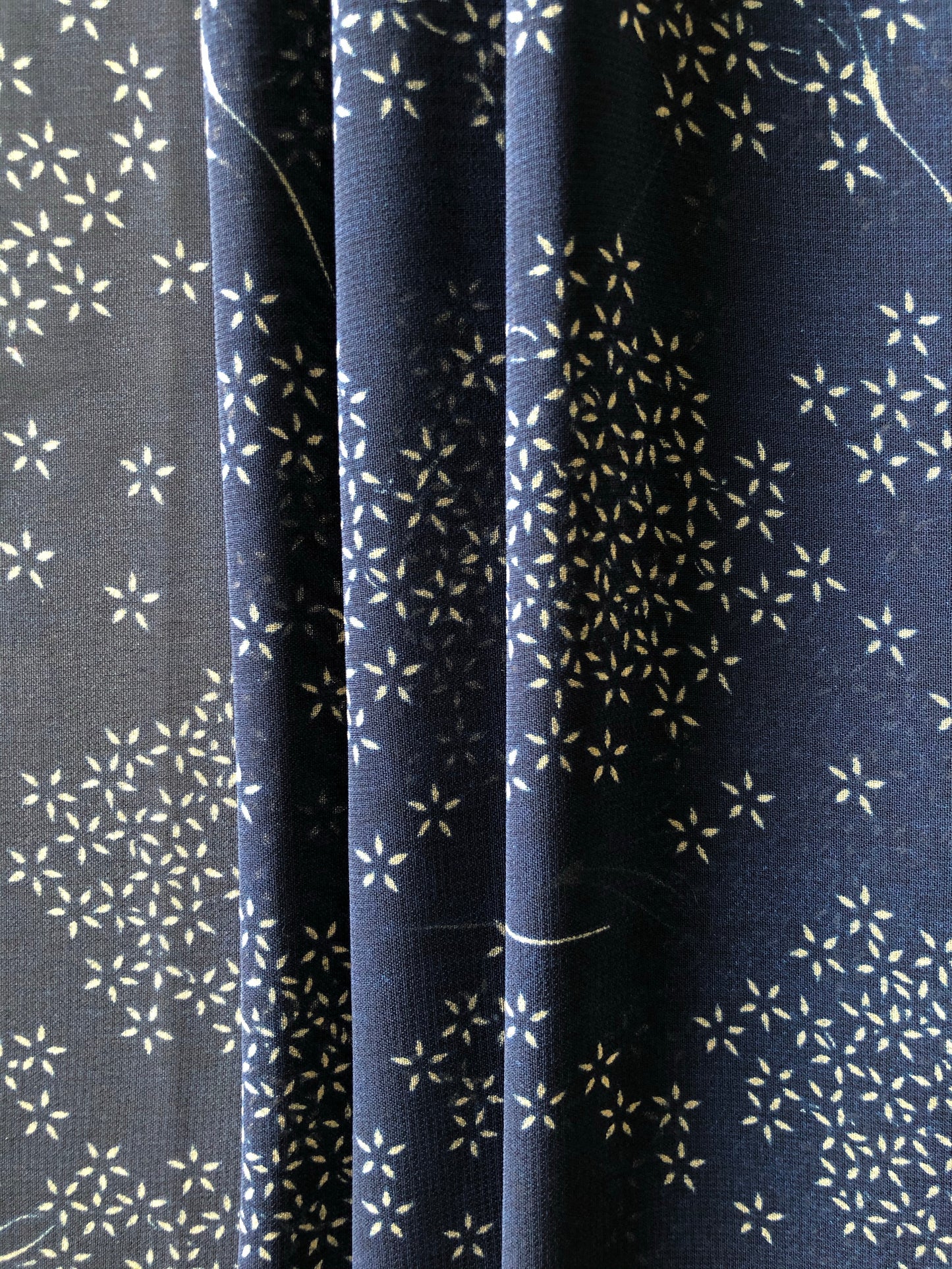 Dark blue floral Hijab - Muslimah.de