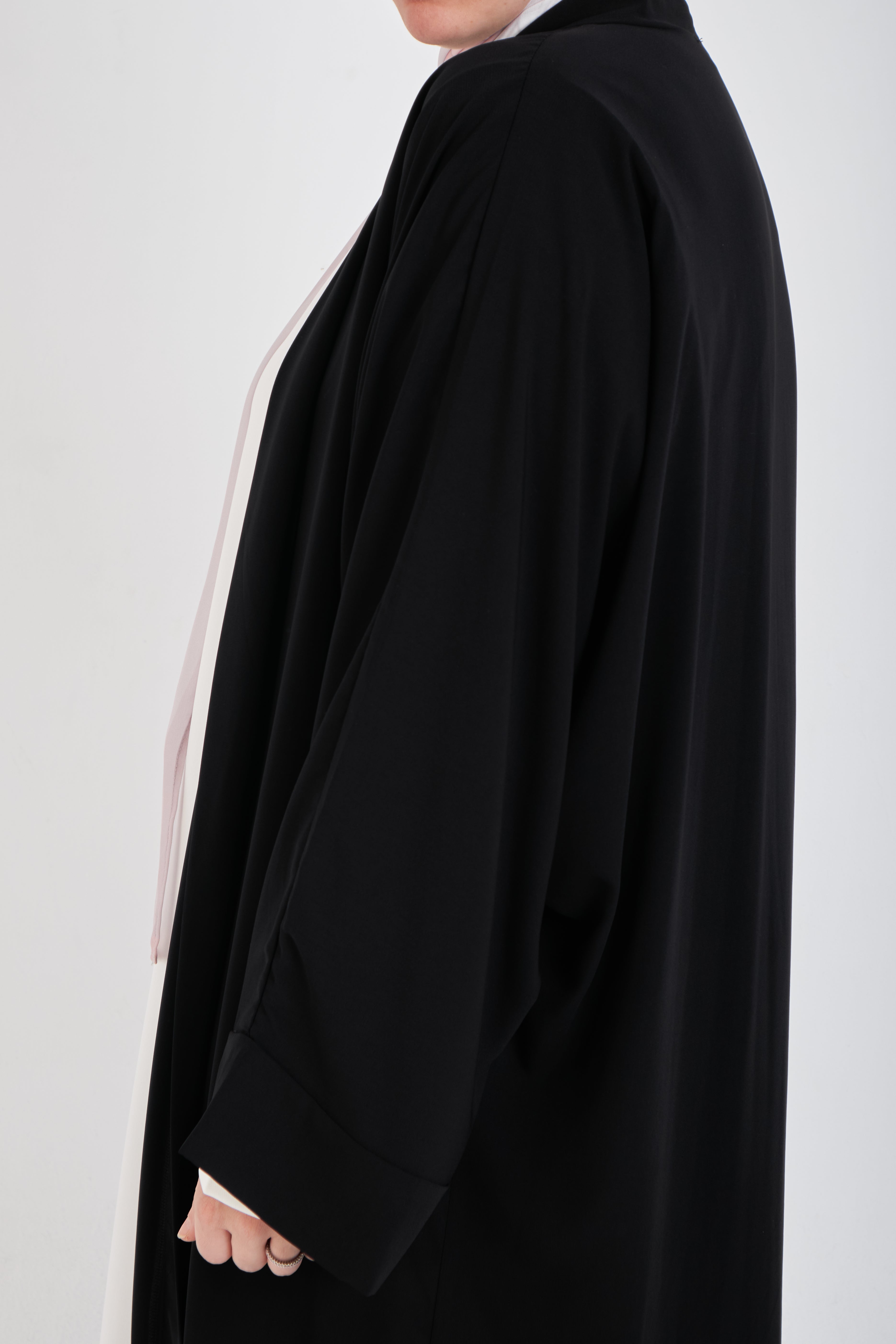 فستان أسود أساسي