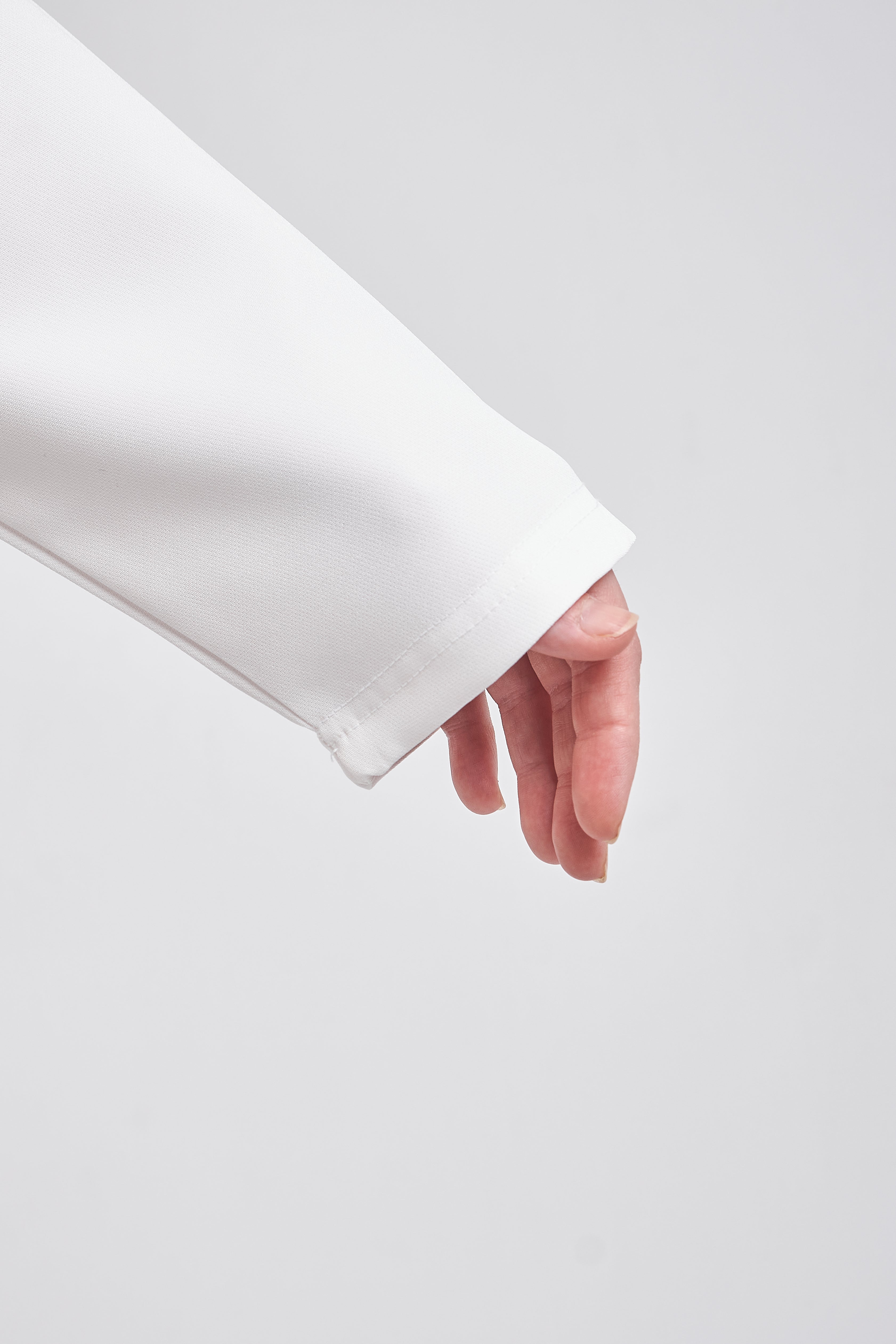 فستان أساسي باللون الأبيض