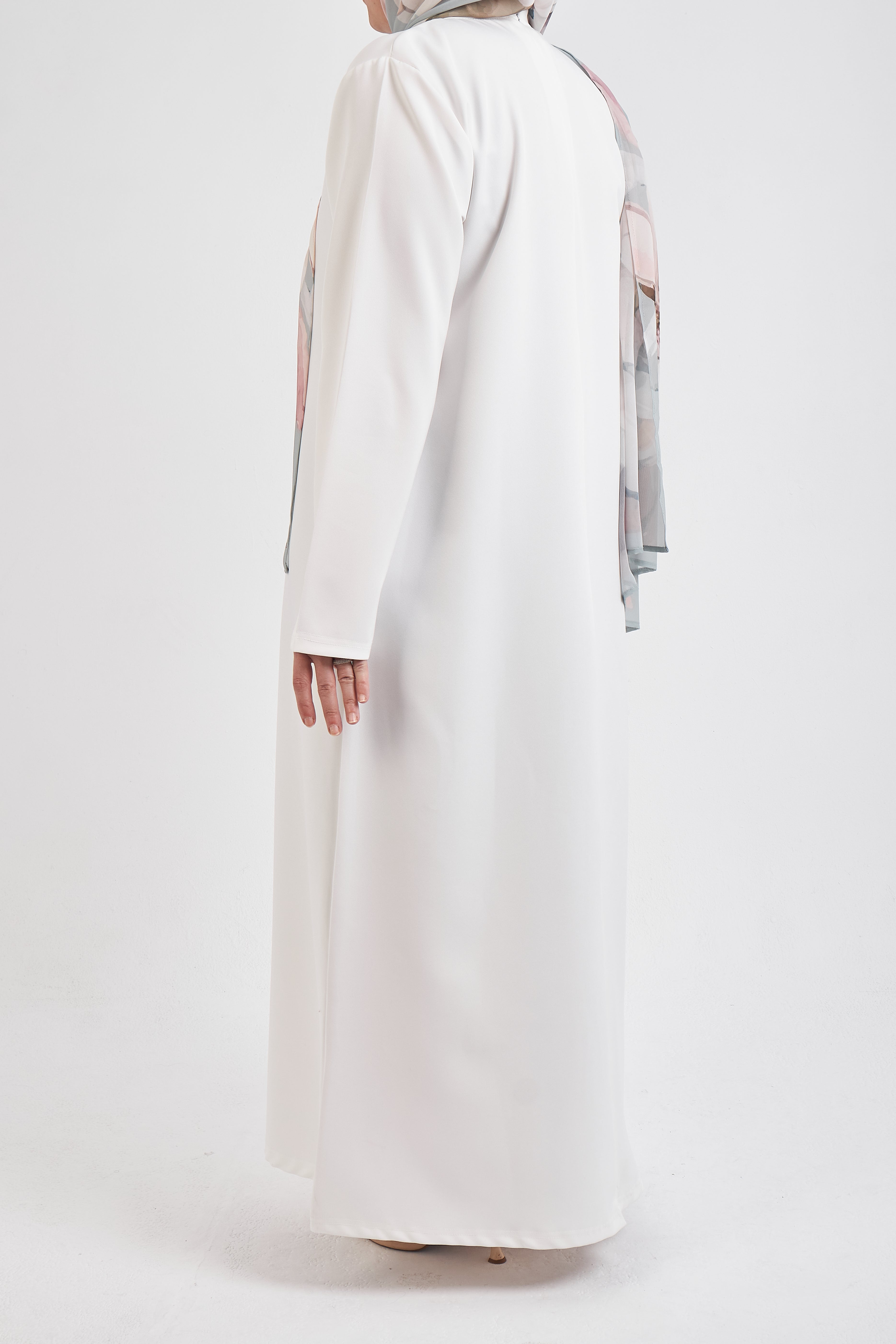 فستان أساسي باللون الأبيض