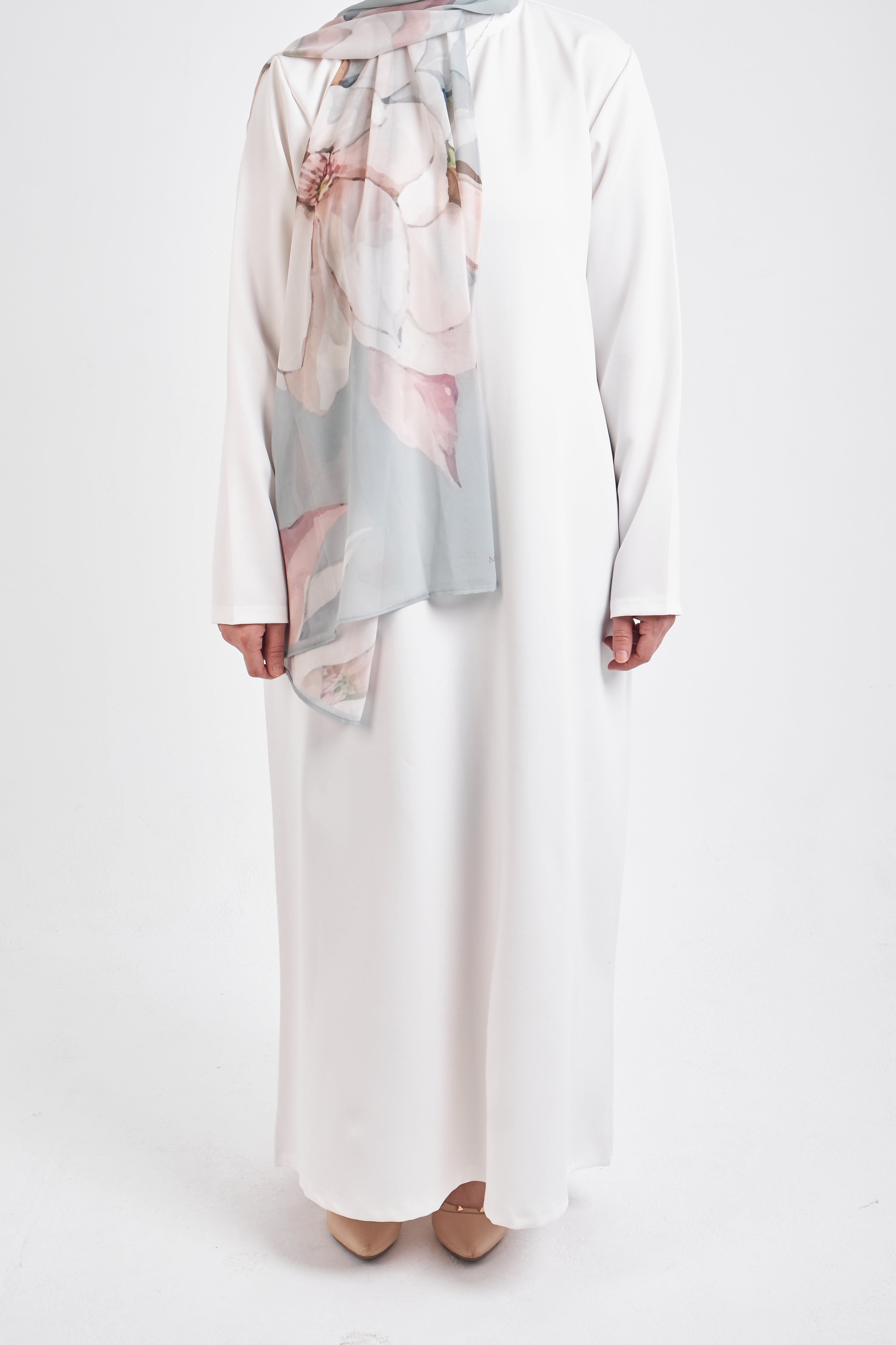 فستان أساسي باللون الأبيض