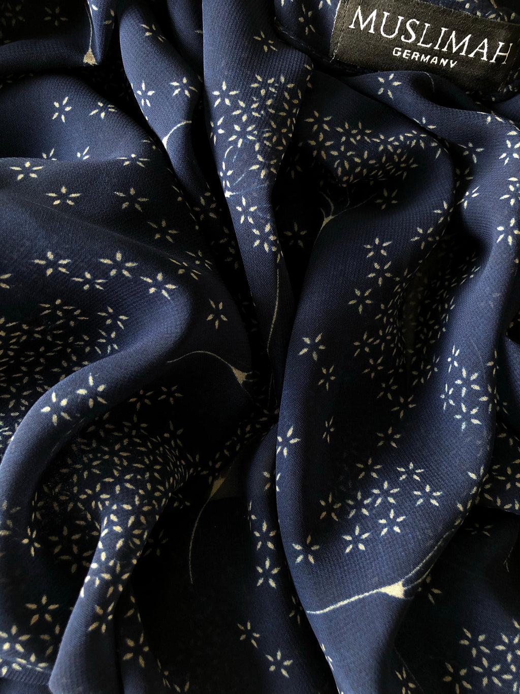 Dark blue floral Hijab - Muslimah.de