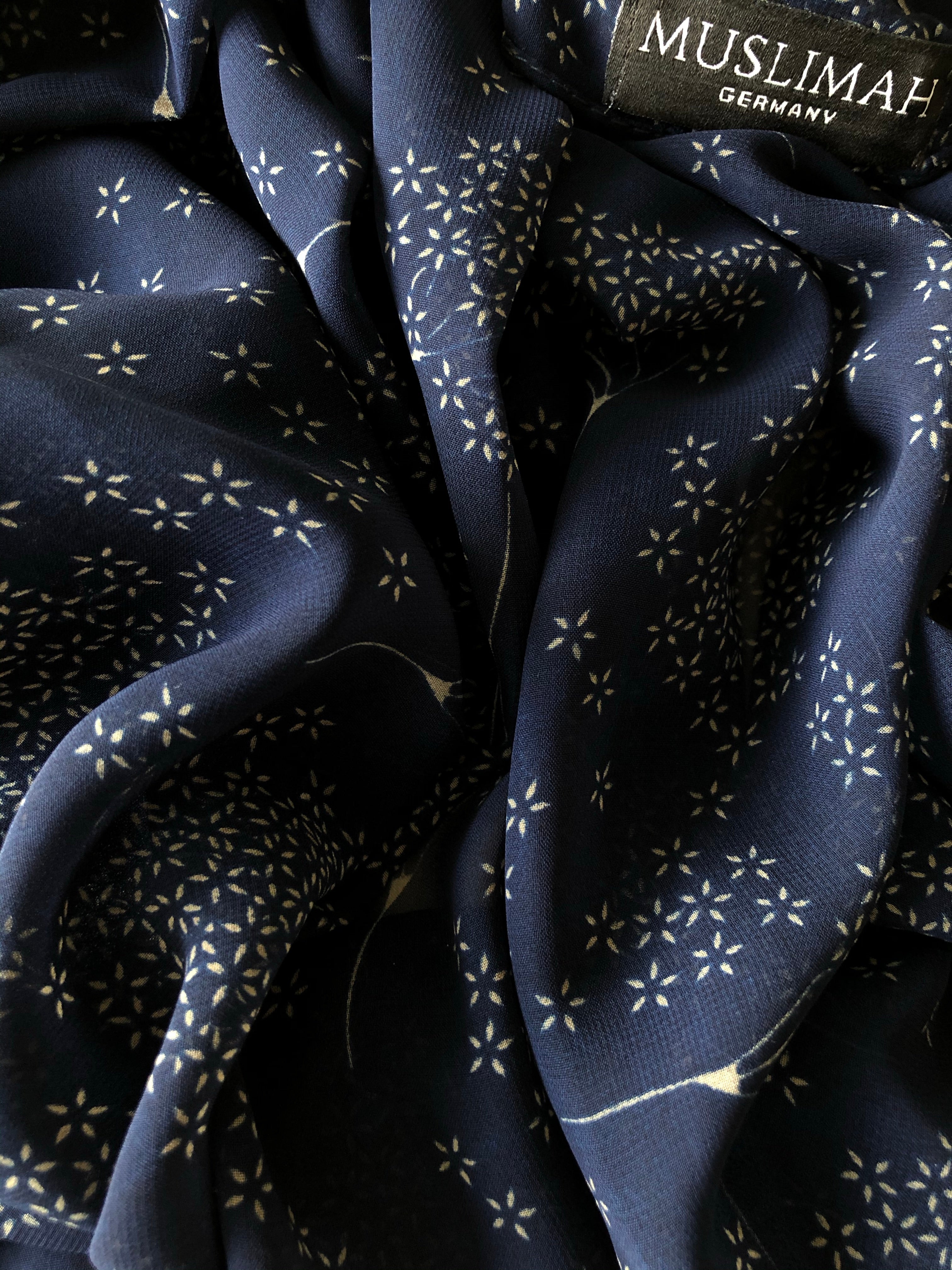 Dark blue floral Hijab - Muslimah.de