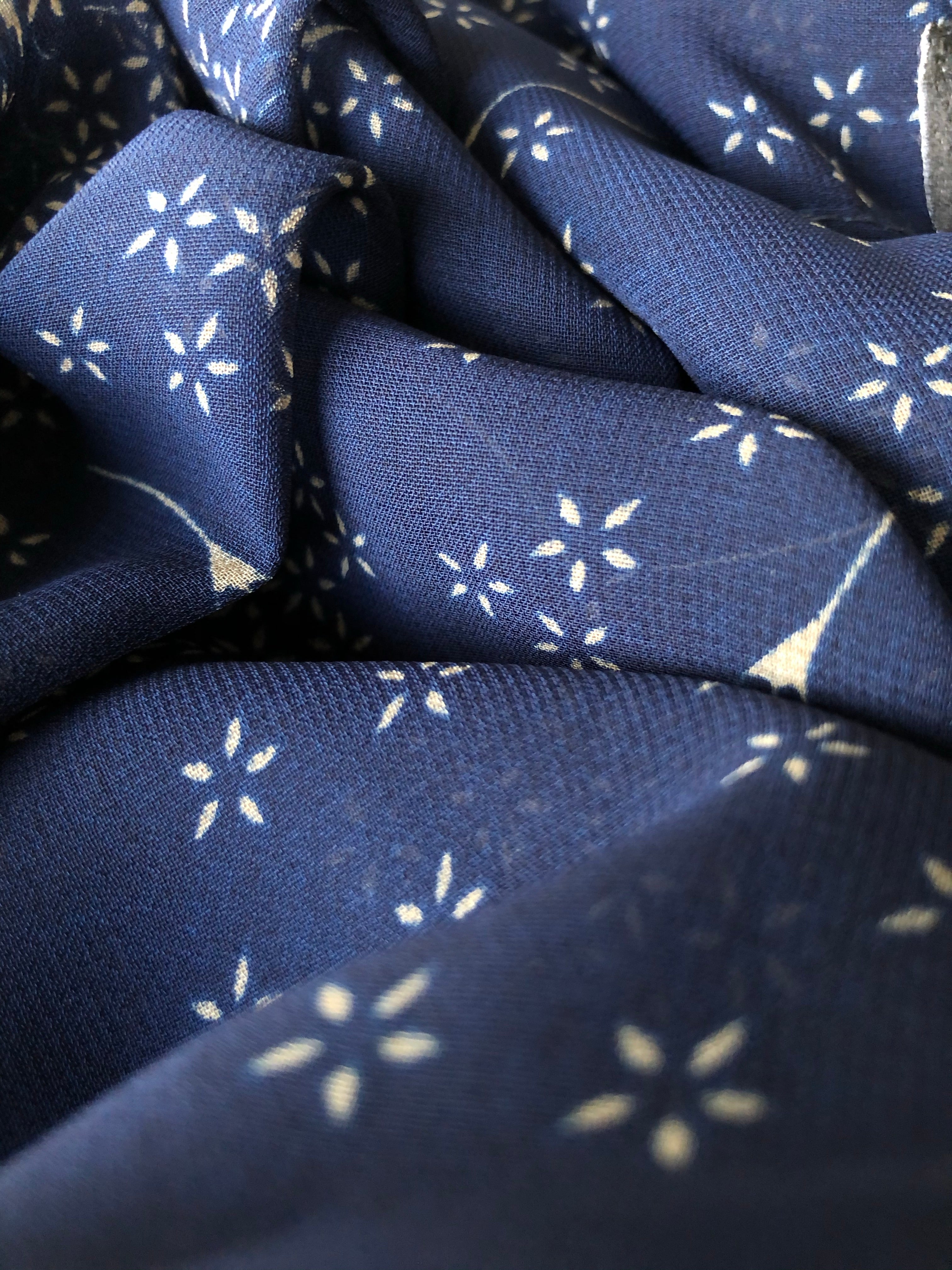 Dark blue floral Hijab - Muslimah.de